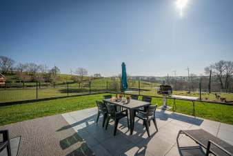 Maison de vacances de luxe  Sainte-Ode, Ardenne : piscine prive, aire de jeux & espace pour 6 personnes