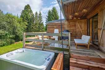 Chalet pour 2 personnes  Stoumont avec jacuzzi, jardin priv et pole  bois